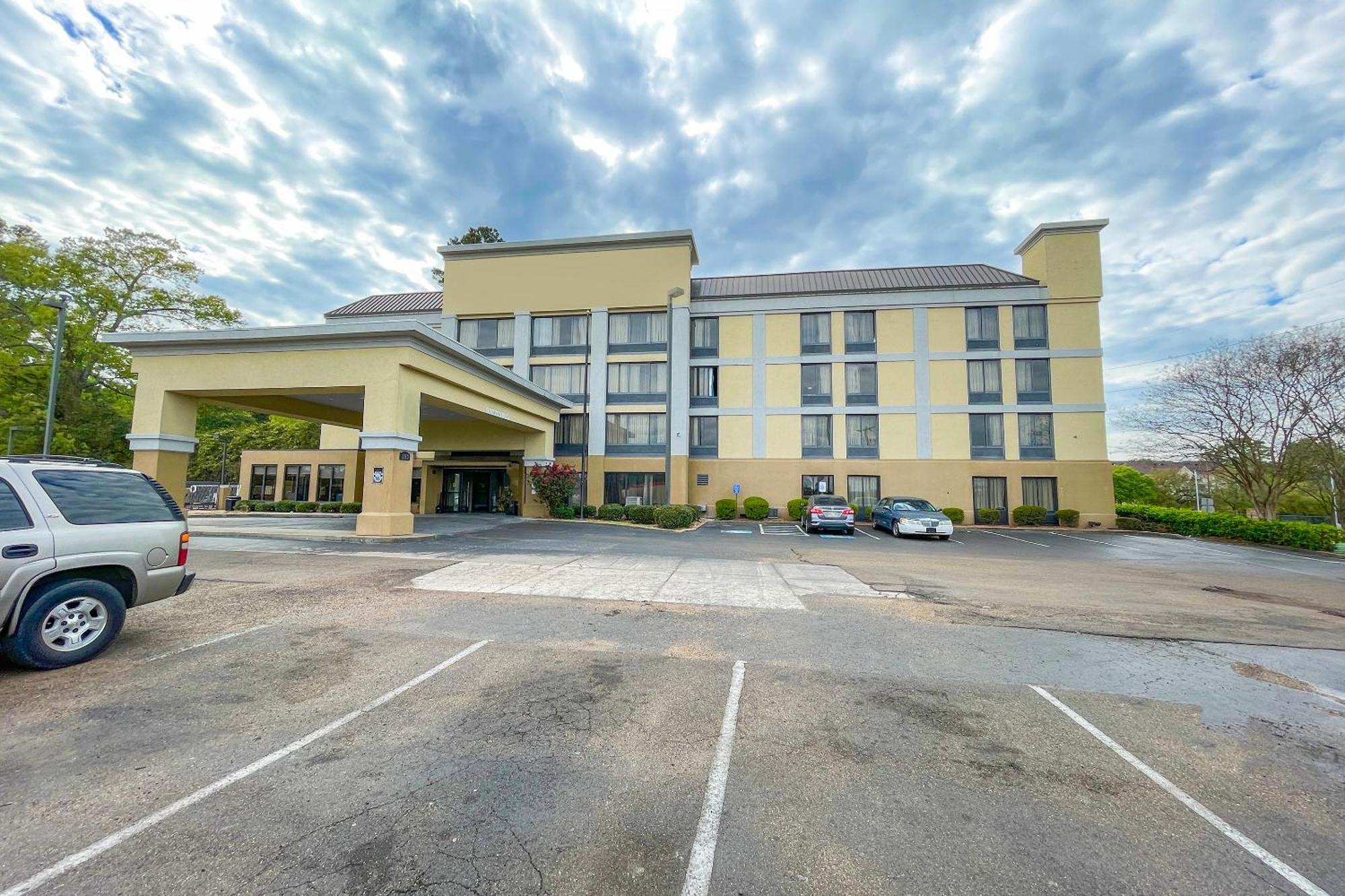 Oyo Townhouse - Ridgeland 3*